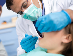 Patient receiving oral cancer screening